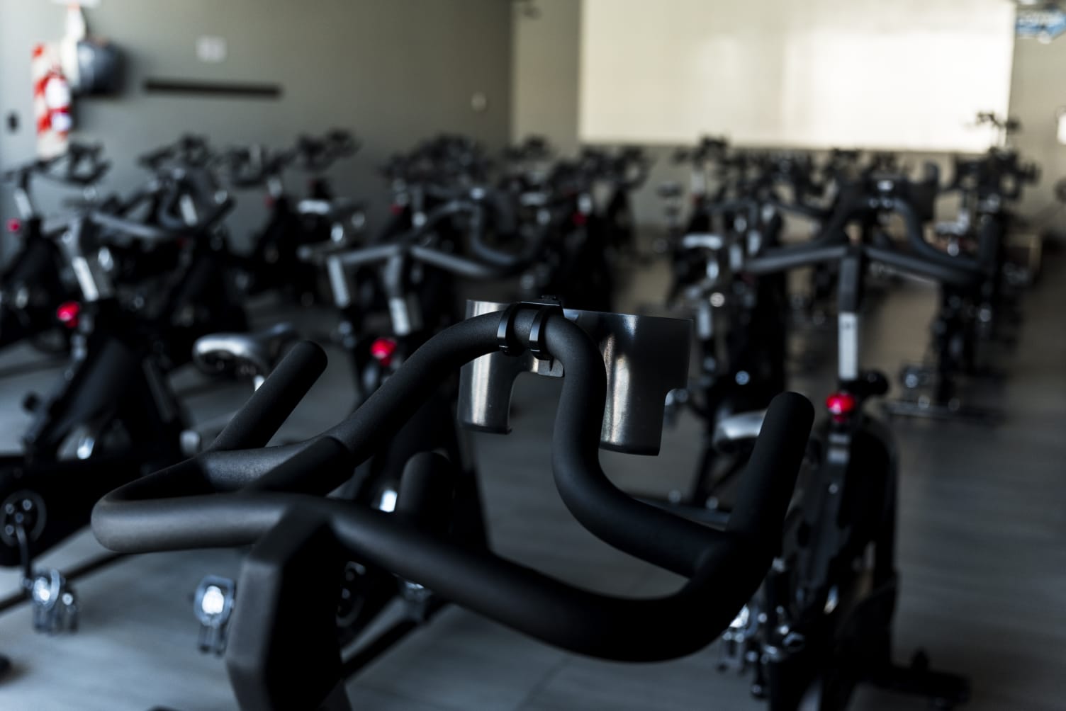 Detalle de maquinaria profesional en un gimnasio