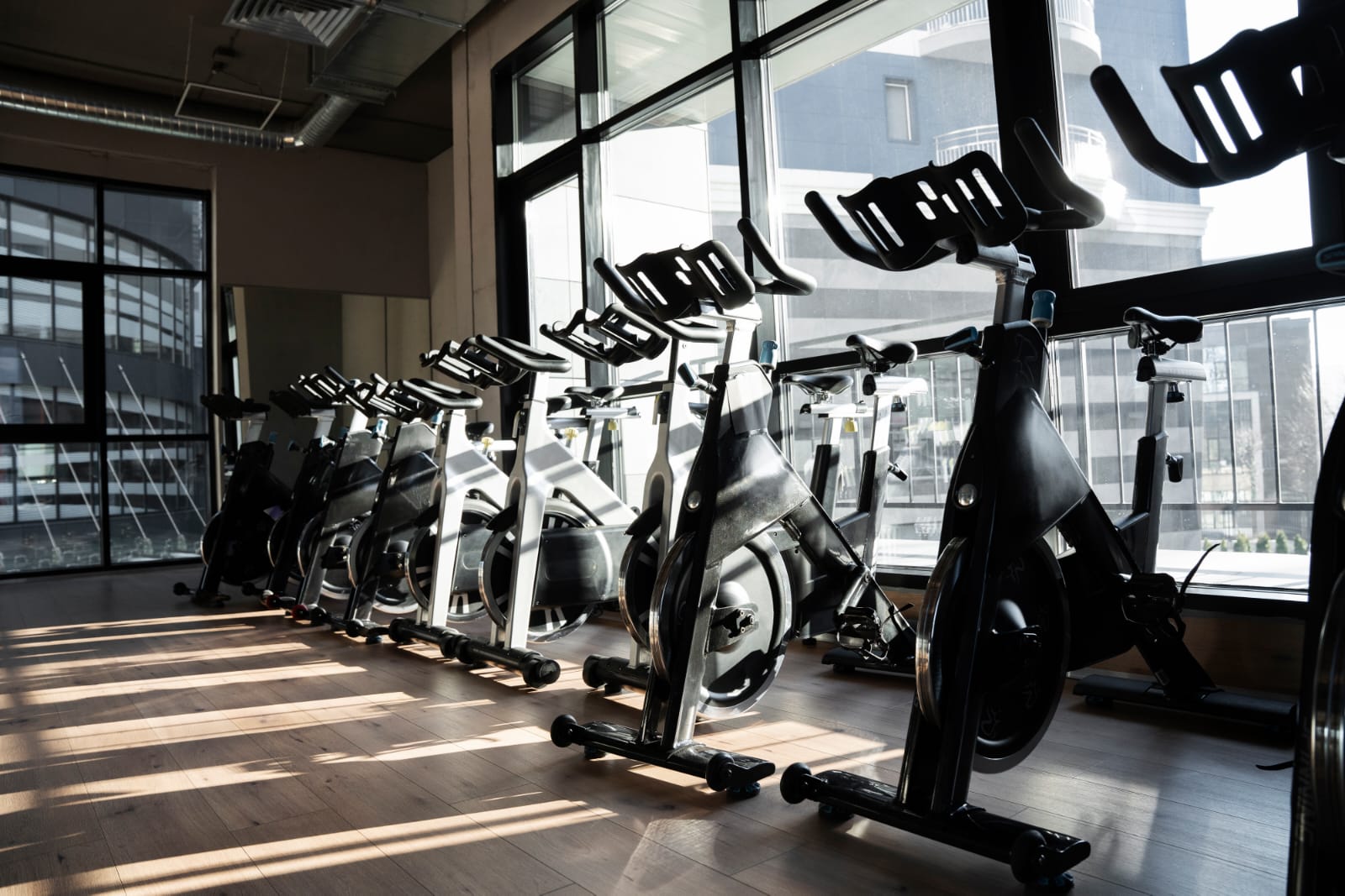 Zona de ciclismo equipada para entrenamiento profesional
